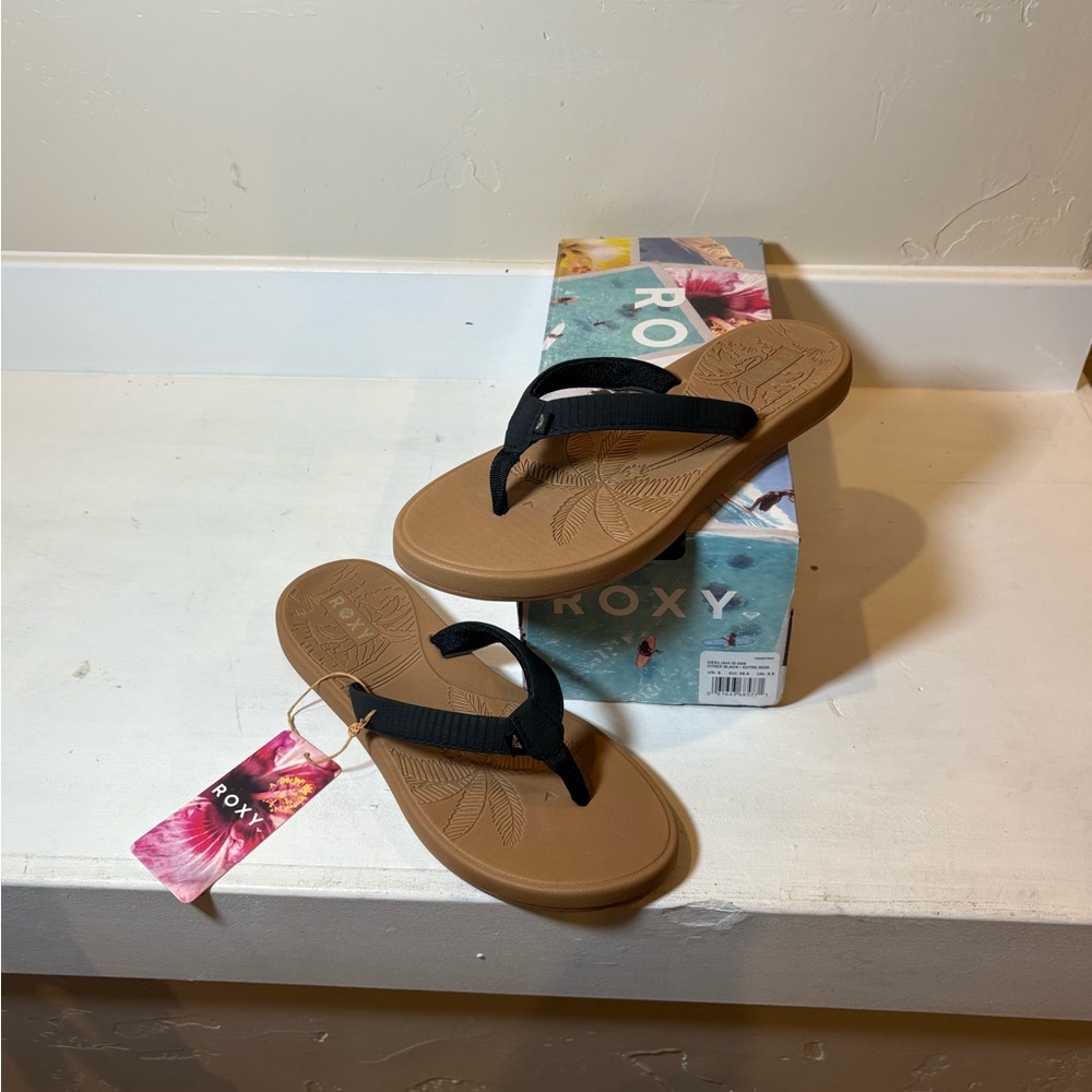 Roxy Black and Tan Sandals